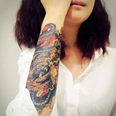 Tatouage temporaire hyperréaliste Blue Dragon de ArtWear Tattoo Animaux sur le bras d'un homme et jambe d'une femme