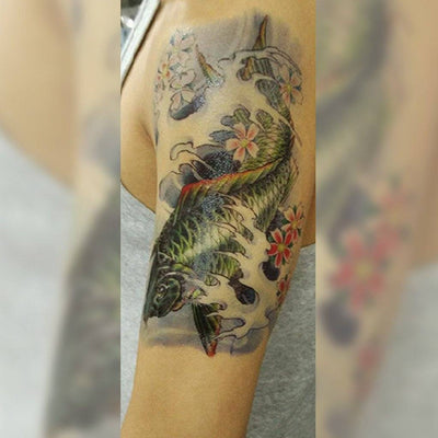 Tatouage temporaire hyperréaliste Blue Koi Fish de ArtWear Tattoo Animaux sur le bras d'un homme et jambe d'une femme