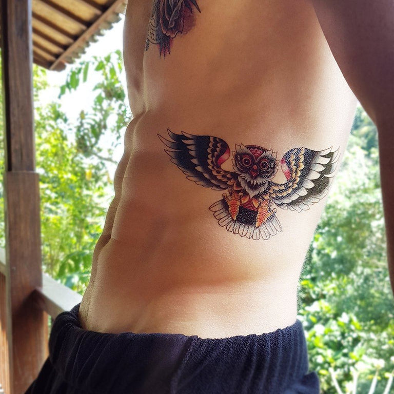 Tatouage temporaire hyperréaliste Colored Owl de ArtWear Tattoo Animaux sur le bras d'un homme et jambe d'une femme