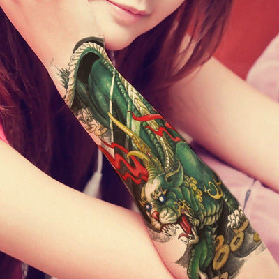 Tatouage temporaire hyperréaliste Green Dragon de ArtWear Tattoo Animaux sur le bras d'un homme et jambe d'une femme