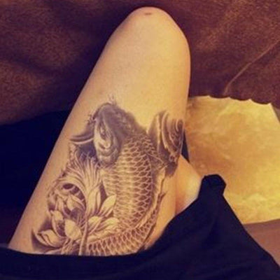 Tatouage temporaire hyperréaliste Koi Fish 1 de ArtWear Tattoo Animaux sur le bras d'un homme et jambe d'une femme