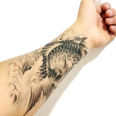 Tatouage temporaire hyperréaliste Koi Fish - B&W 3 de ArtWear Tattoo Animaux sur le bras d'un homme et jambe d'une femme