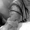Tatouage temporaire hyperréaliste Koi Fish - B&W 4 de ArtWear Tattoo Animaux sur le bras d'un homme et jambe d'une femme