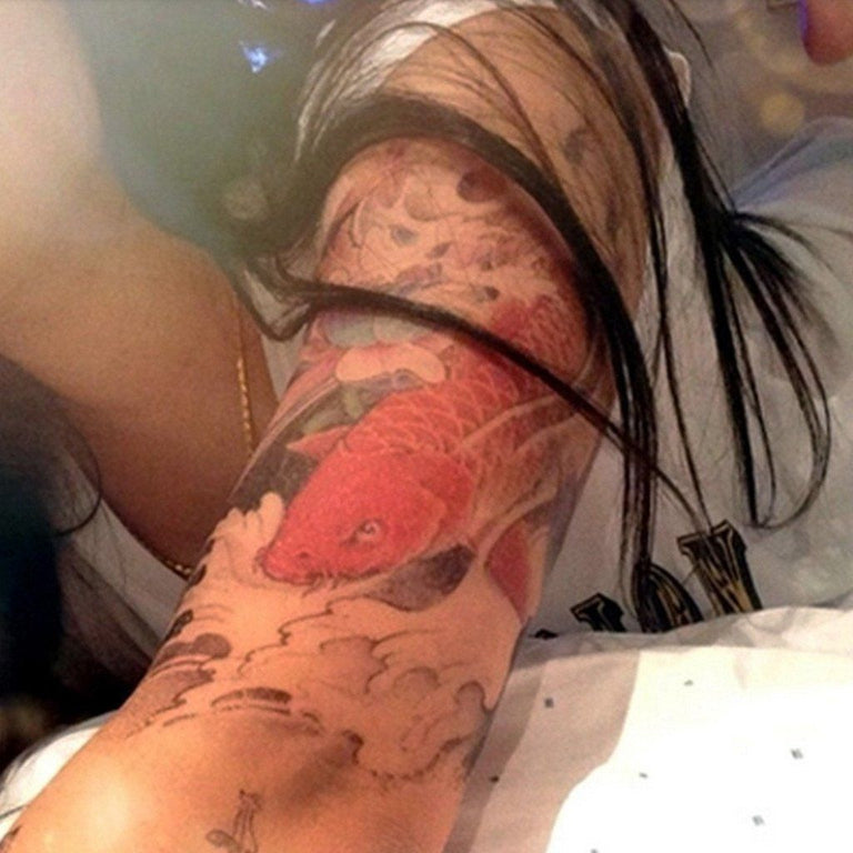 Tatouage temporaire hyperréaliste Koi Fish Color 1 de ArtWear Tattoo Animaux sur le bras d'un homme et jambe d'une femme
