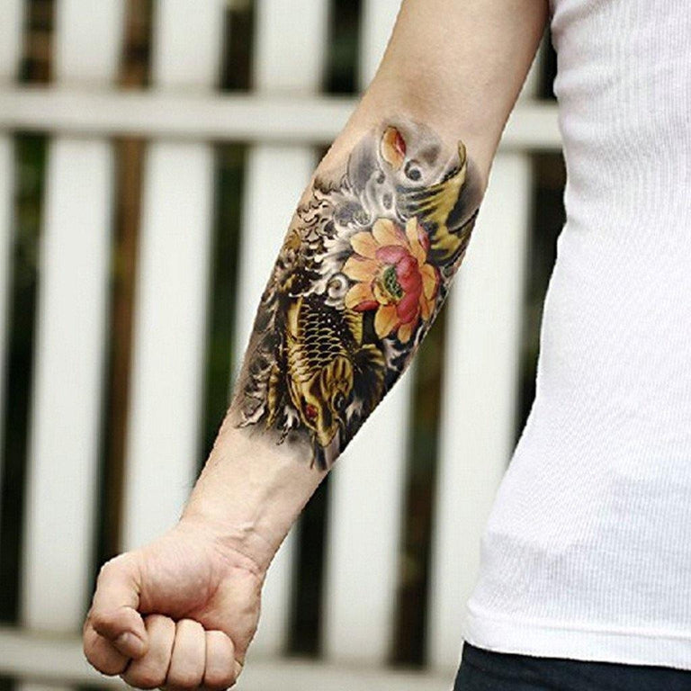 Tatouage temporaire hyperréaliste Koi Fish Color 2 de ArtWear Tattoo Animaux sur le bras d'un homme et jambe d'une femme