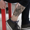 Tatouage temporaire hyperréaliste Koi Fish & Lotus de ArtWear Tattoo Animaux sur le bras d'un homme et jambe d'une femme