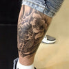 Tatouage temporaire hyperréaliste Koi Fish & Lotus de ArtWear Tattoo Animaux sur le bras d'un homme et jambe d'une femme