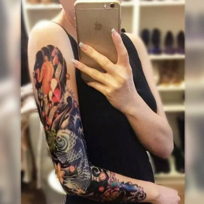 Tatouage temporaire hyperréaliste Koi Fish - Sleeve 4 de ArtWear Tattoo Animaux sur le bras d'un homme et jambe d'une femme