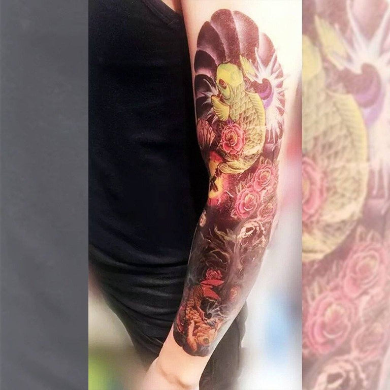 Tatouage temporaire hyperréaliste Koi Fish - Sleeve 6 de ArtWear Tattoo Animaux sur le bras d'un homme et jambe d'une femme