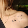 Tatouage temporaire hyperréaliste Lil Birds de ArtWear Tattoo Animaux sur le bras d'un homme et jambe d'une femme