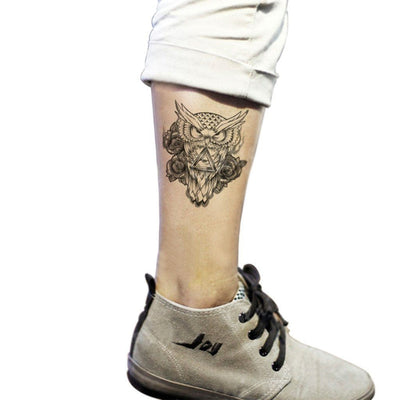 Tatouage temporaire hyperréaliste Owl & Roses - Pack de ArtWear Tattoo Animaux sur le bras d'un homme et jambe d'une femme