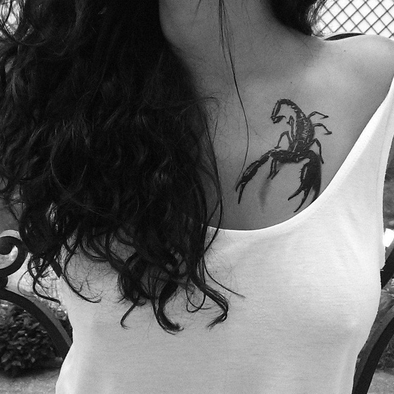 Tatouage temporaire hyperréaliste Scorpion & Spiders - Pack de ArtWear Tattoo Animaux sur le bras d'un homme et jambe d'une femme