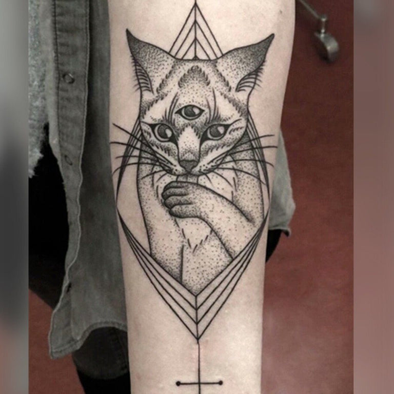 Tatouage temporaire hyperréaliste Three Eyed Cat de ArtWear Tattoo Animaux sur le bras d'un homme et jambe d'une femme