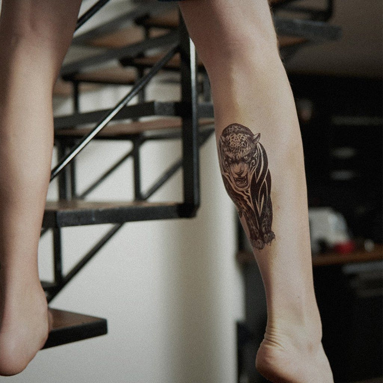 Tatouage temporaire hyperréaliste Tribal Leopard de ArtWear Tattoo Animaux sur le bras d'un homme et jambe d'une femme