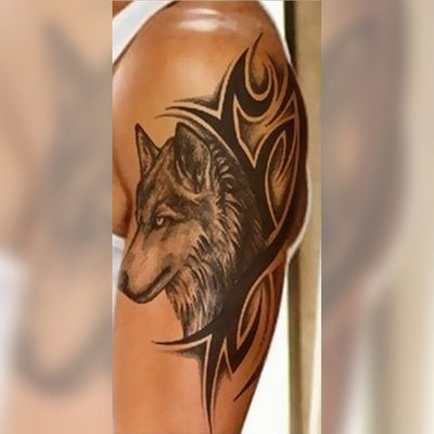 Tatouage temporaire hyperréaliste Tribal Wolf de ArtWear Tattoo Animaux sur le bras d'un homme et jambe d'une femme