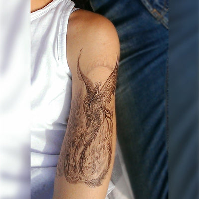 Tatouage temporaire hyperréaliste Wild Phoenix de ArtWear Tattoo Animaux sur le bras d'un homme et jambe d'une femme