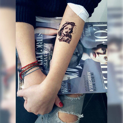 Tatouage temporaire hyperréaliste 50's Girl - Pack de ArtWear Tattoo Cartoon sur le bras d'un homme et jambe d'une femme