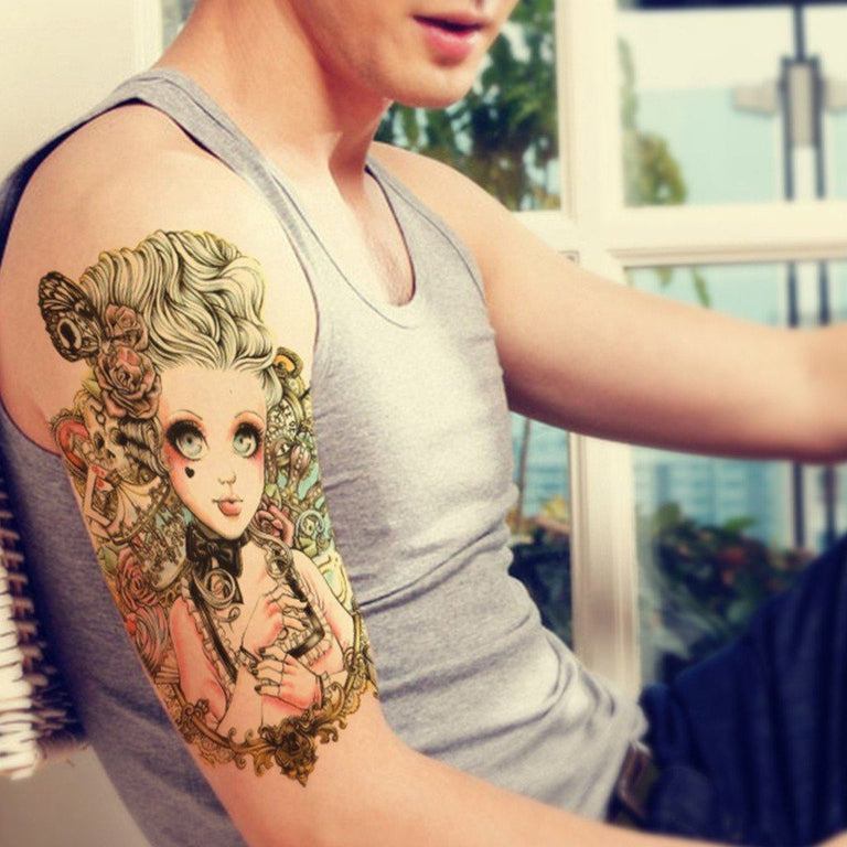 Tatouage temporaire hyperréaliste Doll Girl de ArtWear Tattoo Cartoon sur le bras d'un homme et jambe d'une femme