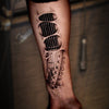 Tatouage temporaire hyperréaliste Guitar 3D - Pack de ArtWear Tattoo Cartoon sur le bras d'un homme et jambe d'une femme