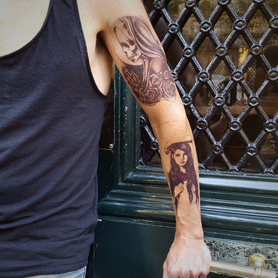 Tatouage temporaire hyperréaliste Irresistible de ArtWear Tattoo Cartoon sur le bras d'un homme et jambe d'une femme
