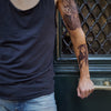 Tatouage temporaire hyperréaliste Irresistible de ArtWear Tattoo Cartoon sur le bras d'un homme et jambe d'une femme