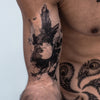 Tatouage temporaire hyperréaliste Like a Bird Arty de ArtWear Tattoo Cartoon sur le bras d'un homme et jambe d'une femme
