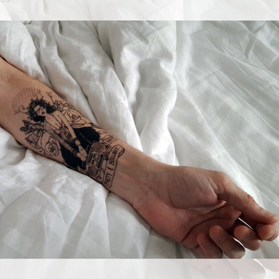 Tatouage temporaire hyperréaliste Love Hate Party & Bullshit de ArtWear Tattoo Cartoon sur le bras d'un homme et jambe d'une femme