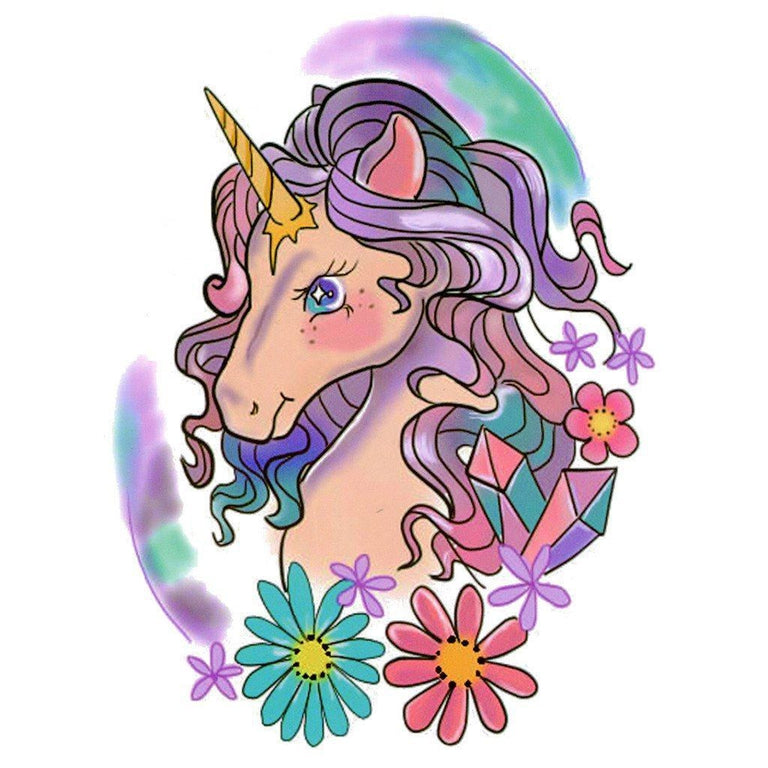 Tatouage temporaire hyperréaliste Magic Unicorn de ArtWear Tattoo Cartoon sur le bras d'un homme et jambe d'une femme