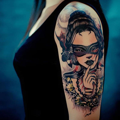 Tatouage temporaire hyperréaliste Masked Girl de ArtWear Tattoo Cartoon sur le bras d'un homme et jambe d'une femme