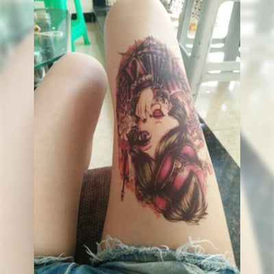 Tatouage temporaire hyperréaliste Miss Vampire de ArtWear Tattoo Cartoon sur le bras d'un homme et jambe d'une femme
