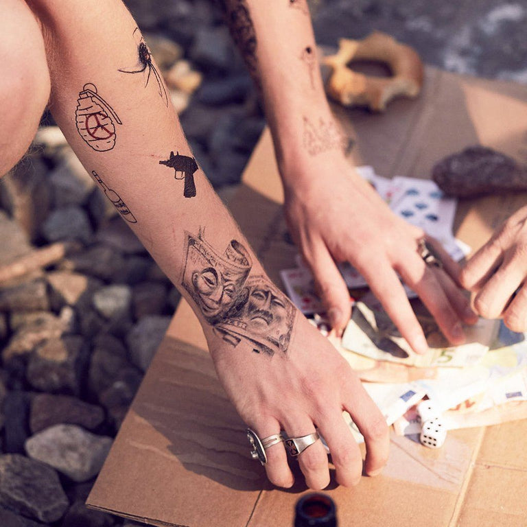 Tatouage temporaire hyperréaliste Money Masks - Pack de ArtWear Tattoo Cartoon sur le bras d'un homme et jambe d'une femme