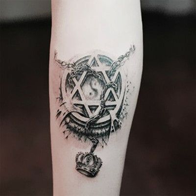Tatouage temporaire hyperréaliste Mystic Charms - Pack de ArtWear Tattoo Cartoon sur le bras d'un homme et jambe d'une femme
