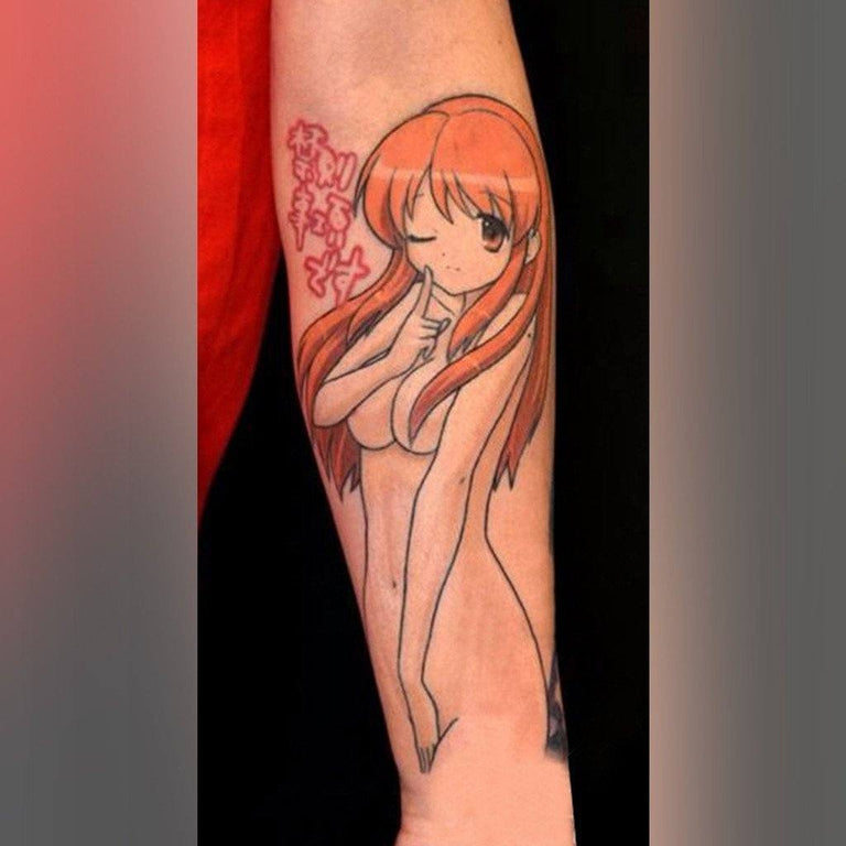 Tatouage temporaire hyperréaliste Naked Manga Girl de ArtWear Tattoo Cartoon sur le bras d'un homme et jambe d'une femme