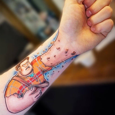 Tatouage temporaire hyperréaliste Giant 3D - Pack de ArtWear Tattoo Cartoon sur le bras d'un homme et jambe d'une femme