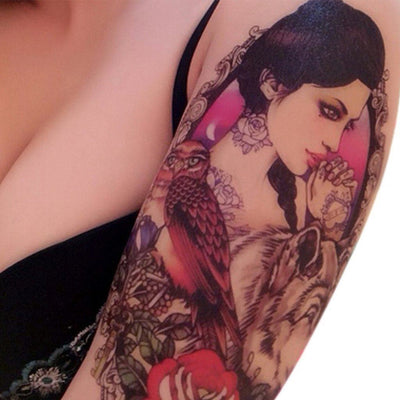 Tatouage temporaire hyperréaliste Woman Wolf de ArtWear Tattoo Cartoon sur le bras d'un homme et jambe d'une femme
