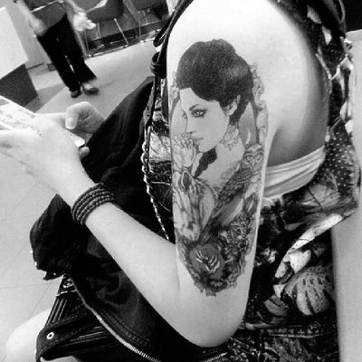 Tatouage temporaire hyperréaliste Woman Wolf B&W de ArtWear Tattoo Cartoon sur le bras d'un homme et jambe d'une femme