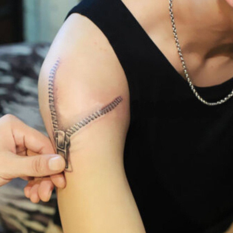Tatouage temporaire hyperréaliste Zip & Screw de ArtWear Tattoo Cartoon sur le bras d'un homme et jambe d'une femme