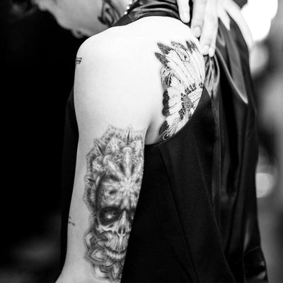 Tatouage temporaire hyperréaliste Skull Mandala - by CASCAD de ArtWear Tattoo Collaborations sur le bras d'un homme et jambe d'une femme