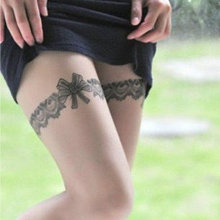 Tatouage temporaire hyperréaliste Lace and Bows Pack de ArtWear Tattoo Divers Fantaisie sur le bras d'un homme et jambe d'une femme