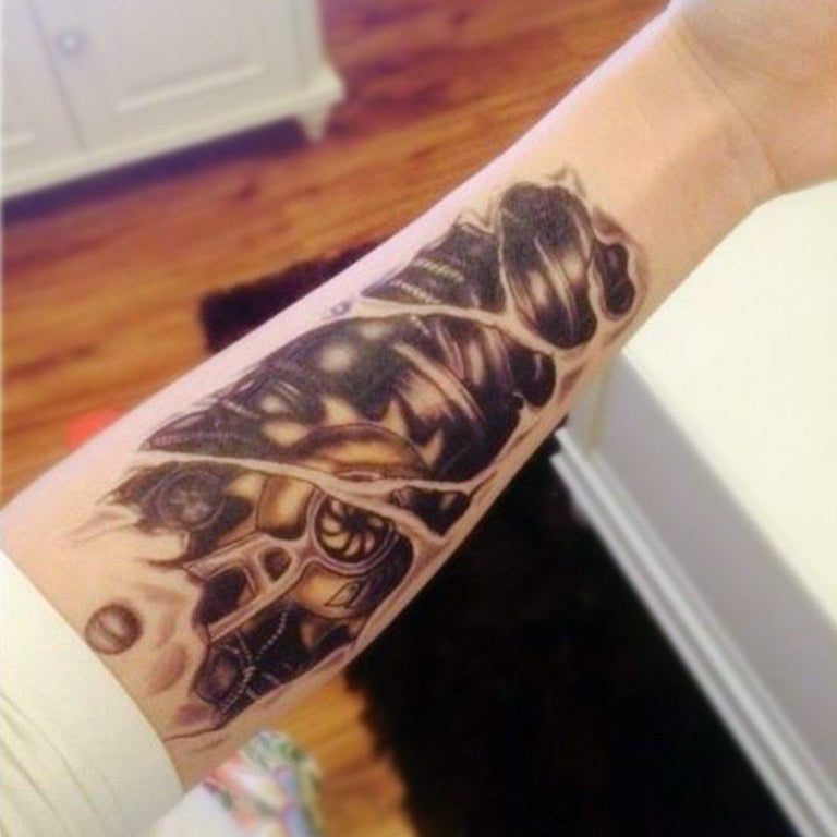 Tatouage temporaire hyperréaliste Mechanic 2 de ArtWear Tattoo Divers Fantaisie sur le bras d'un homme et jambe d'une femme