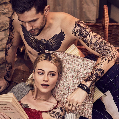 Tatouage temporaire hyperréaliste "Til Death Make Us Part" Sleeve de ArtWear Tattoo Divers Fantaisie sur le bras d'un homme et jambe d'une femme