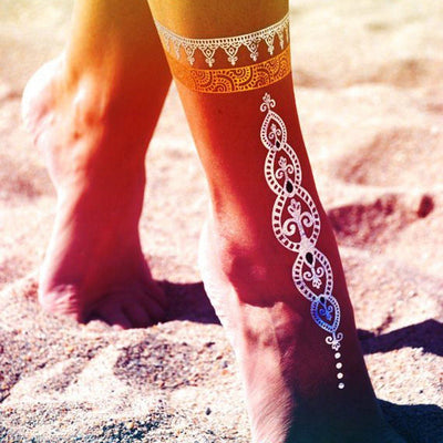 Tatouage temporaire hyperréaliste Metallic Gold Mandala Ribbons - Pack de ArtWear Tattoo Dorés & Argentés sur le bras d'un homme et jambe d'une femme