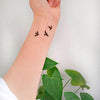 Tatouage temporaire hyperréaliste Lil Birds de ArtWear Tattoo Animaux sur le bras d'un homme et jambe d'une femme