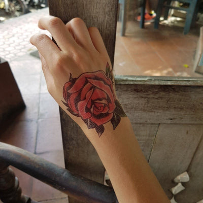 Tatouage temporaire hyperréaliste Amazing Roses - Pack de ArtWear Tattoo Fleurs sur le bras d'un homme et jambe d'une femme