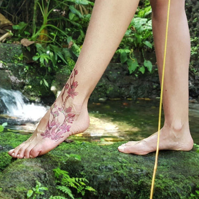 Tatouage temporaire hyperréaliste Cherry Blossom de ArtWear Tattoo Fleurs sur le bras d'un homme et jambe d'une femme