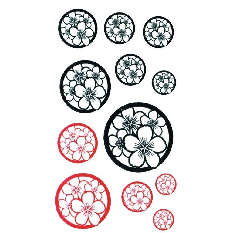 Tatouage temporaire hyperréaliste Circle Blossoms - Pack de ArtWear Tattoo Fleurs sur le bras d'un homme et jambe d'une femme