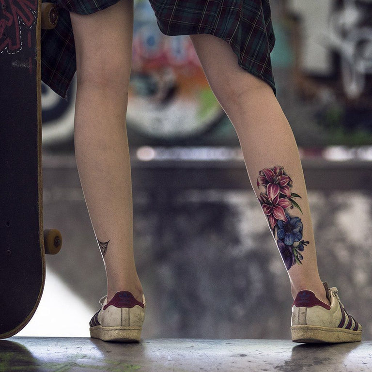 Tatouage temporaire hyperréaliste Colored Lily Flowers de ArtWear Tattoo Fleurs sur le bras d'un homme et jambe d'une femme
