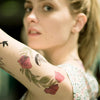 Tatouage temporaire hyperréaliste Floral Swirls de ArtWear Tattoo Fleurs sur le bras d'un homme et jambe d'une femme