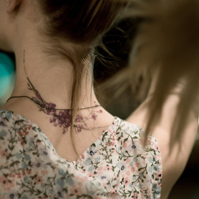 Tatouage temporaire hyperréaliste Floral Swirls de ArtWear Tattoo Fleurs sur le bras d'un homme et jambe d'une femme
