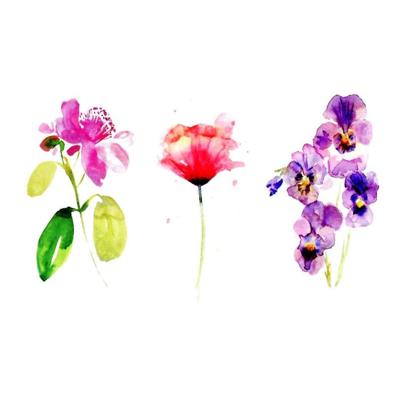 Tatouage temporaire hyperréaliste Multi Flowers 1 de ArtWear Tattoo Fleurs sur le bras d'un homme et jambe d'une femme